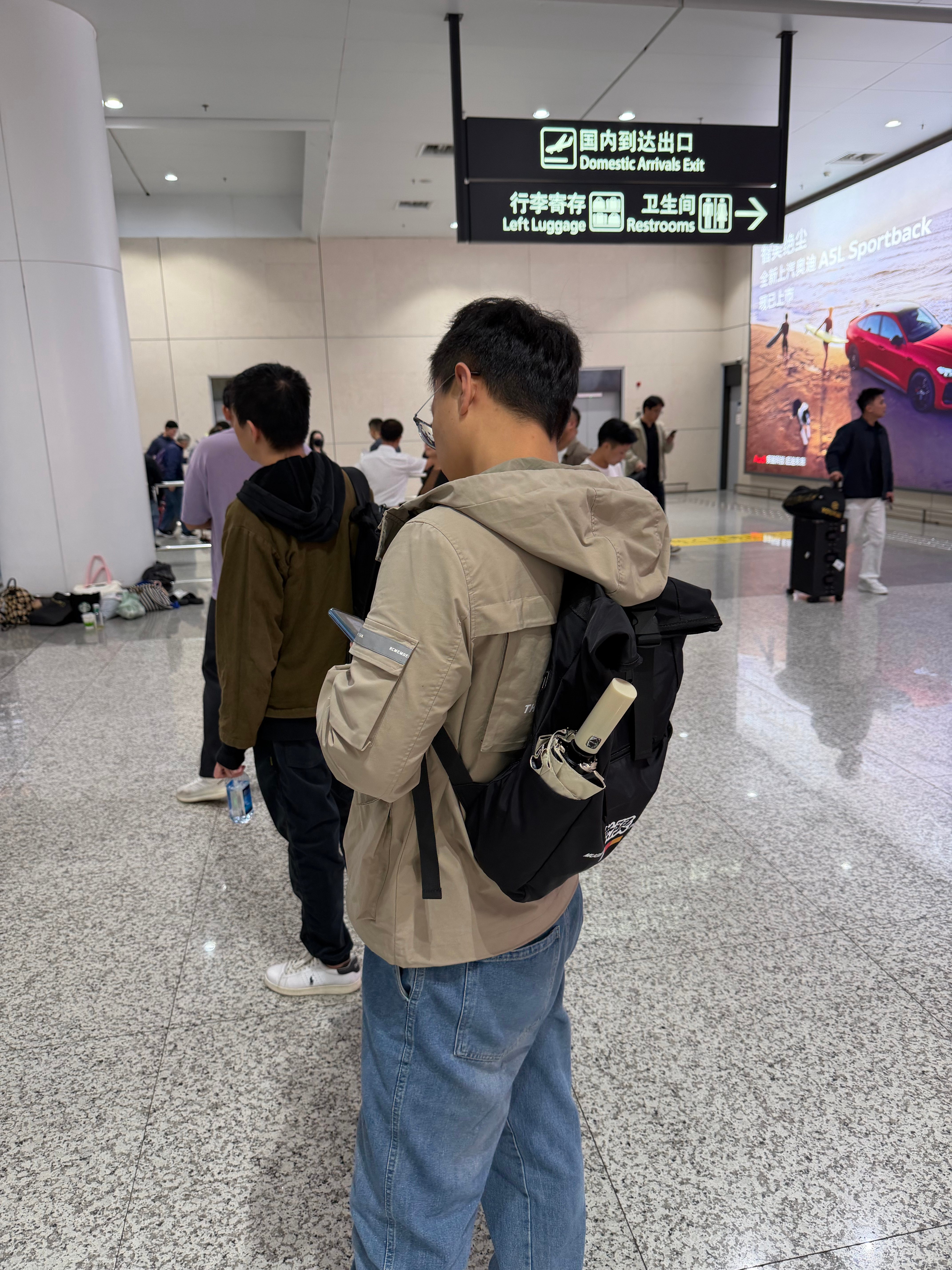 这应该是北方来的媒体老师吧，下机冲锋衣大长袖套子穿着呢，我这短袖[偷笑]  ​​
