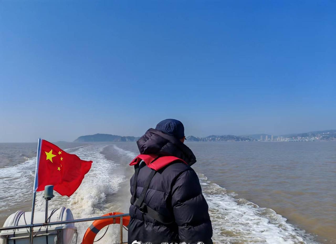 【玉环海韵救援队春节坚守 正月初五海上巡护不停歇】
2月21日（正月初五）上午，