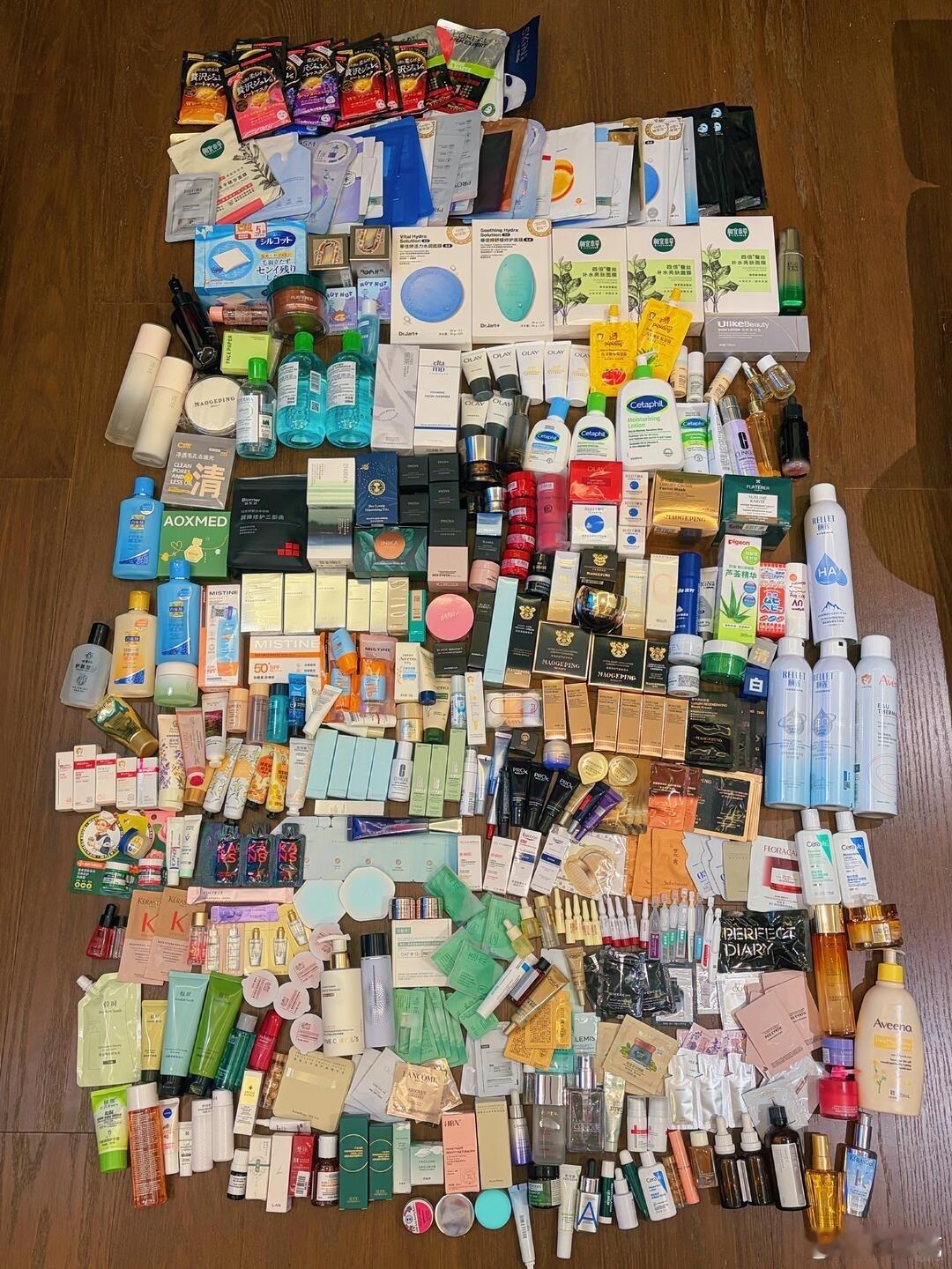 现在电商给美妆行业也带来了很大变化，比如可以通过直播来很低成本买个大牌小样来试用