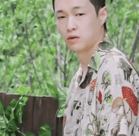 张艺兴素颜状态 之前在向往的生活中就是素颜，刚睡醒，眼睛好像肿了多可爱啊，就是眉