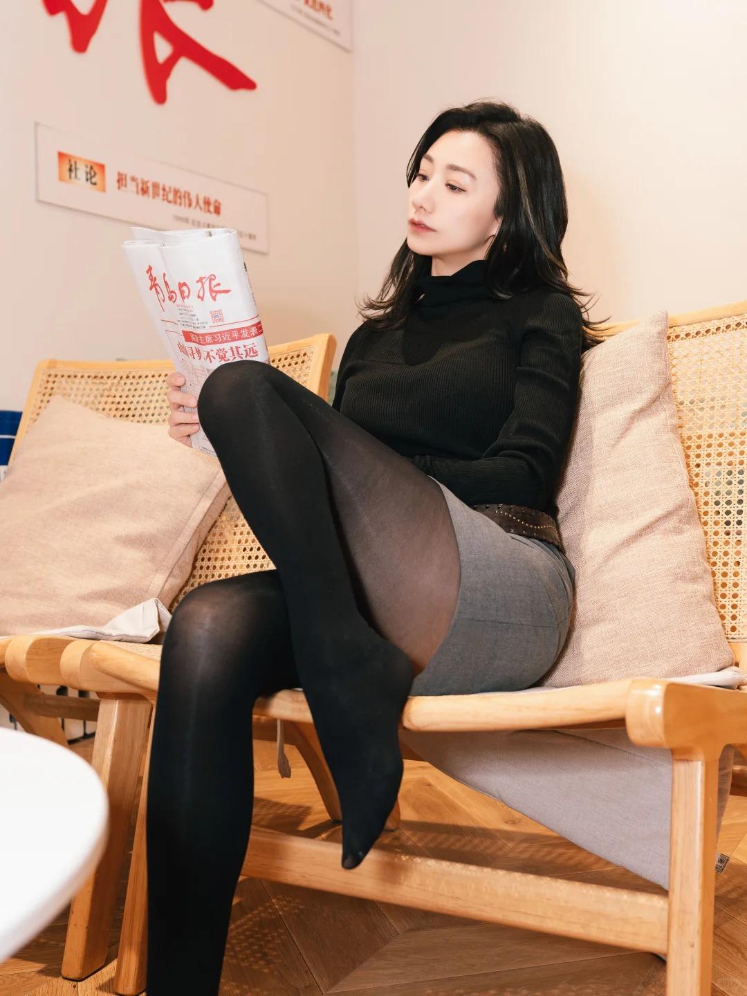 最深奥的厚黑，正是我腿上这条风情万种的线条。街角这家低调的新闻咖啡馆，对曾经的新