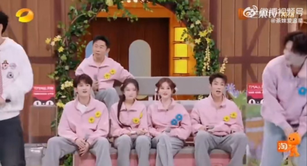 魏哲鸣刘海秒变条形码  魏哲鸣在《快本》冲破保鲜膜游戏，帅气冲刺后刘海条形码，颜