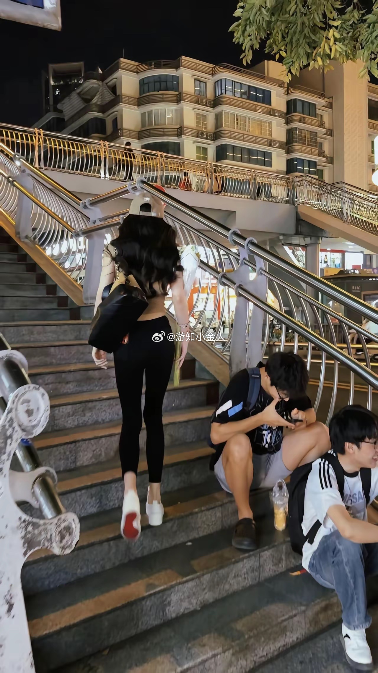 人越富 衣越素。 