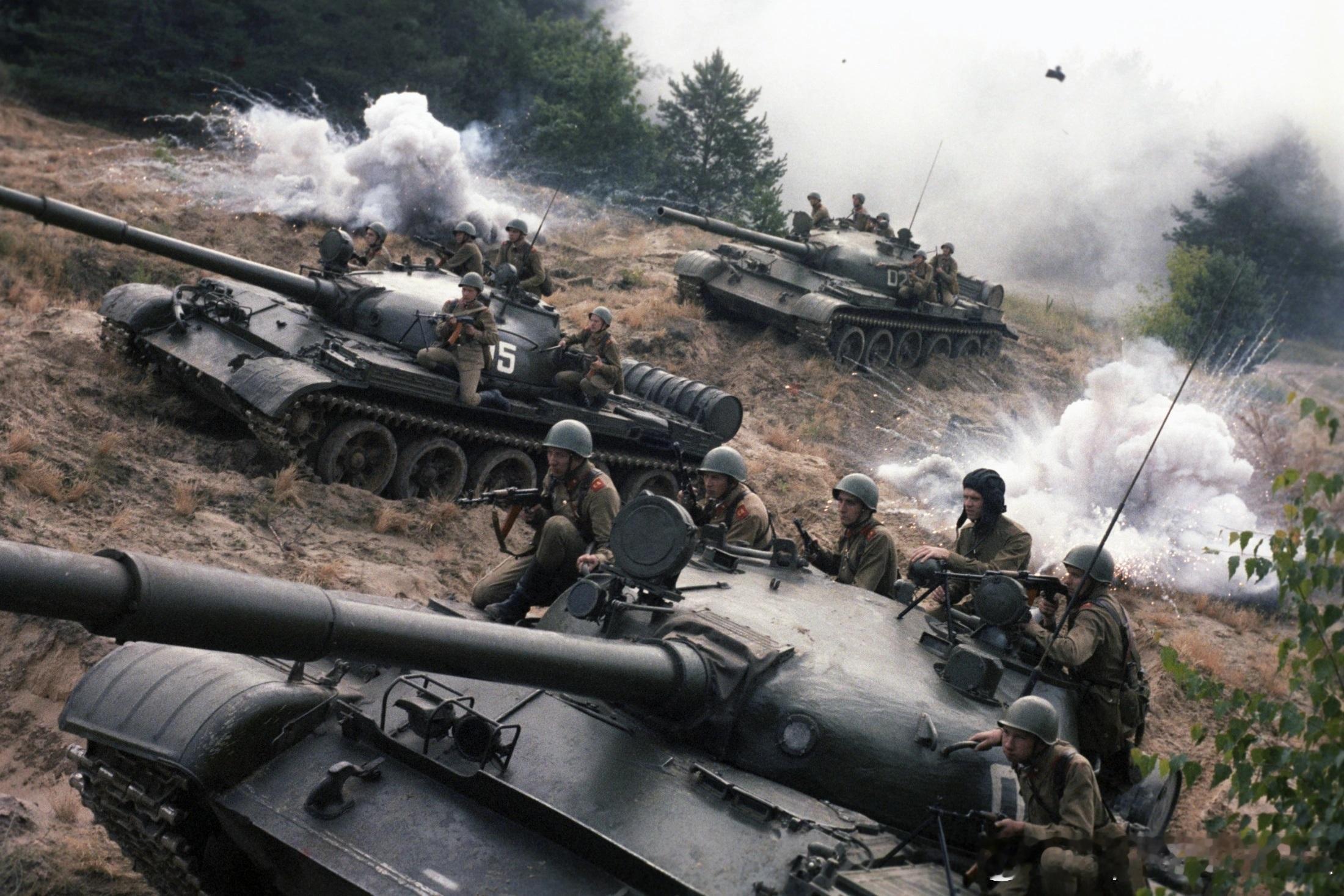 1984年9月“盾牌-84”联合演习中苏军T-55坦克群正在突破前线防线军事历史