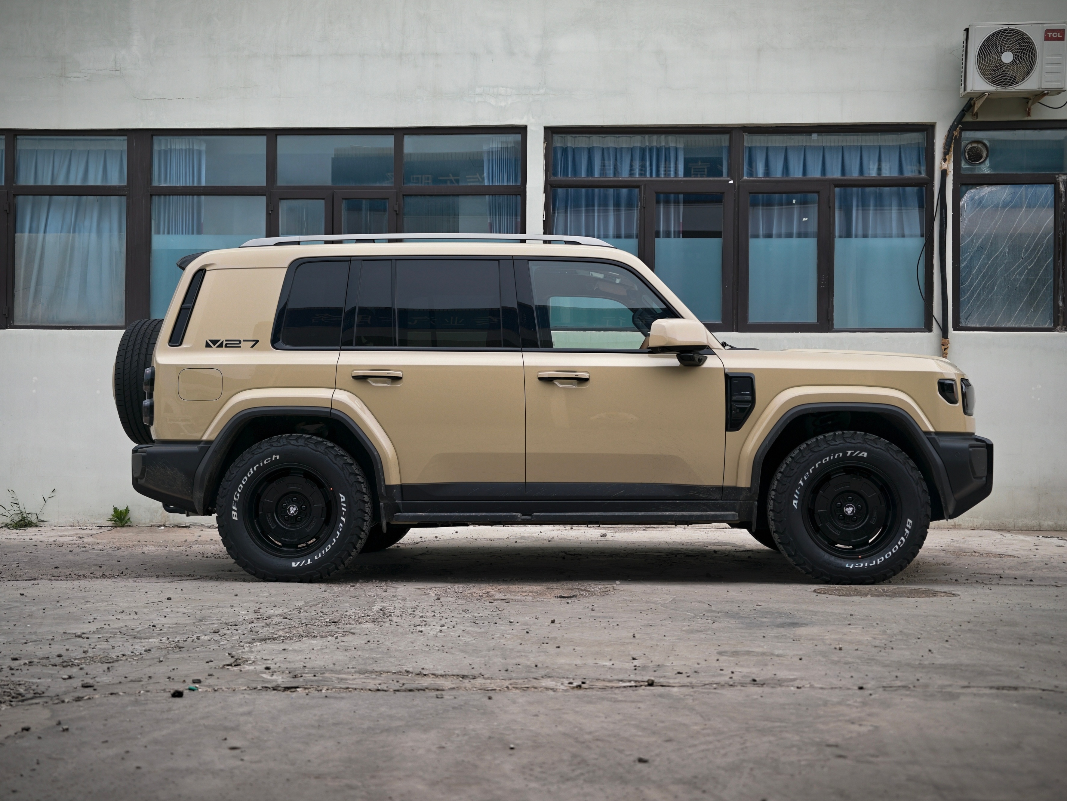 给 iCAR V27 换轮毂轮胎，轮毂是专为 V27 开发的雄鹿 B506 深渊