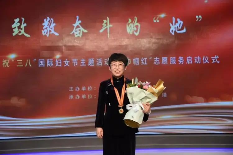 三尺讲台守初心，张小玲36年扎根山区育桃李
 
张小玲，女，汉族，中共党员，19