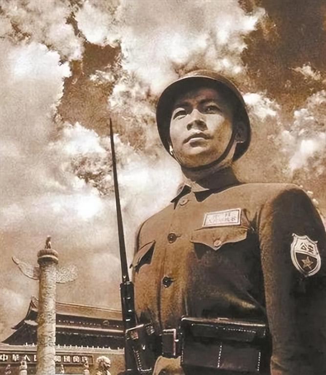 1949年，开国大典前，刘拴虎在巡逻时，发现了一个奇怪的烟头，他捡起烟头一看，脸