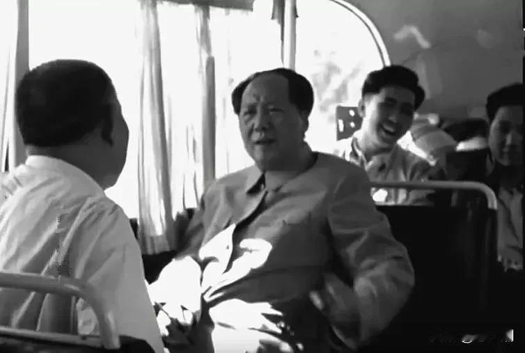 毛主席的这组照片极其罕见！
一九五八年五月二十五日，毛泽东和周恩来、朱德等党和国