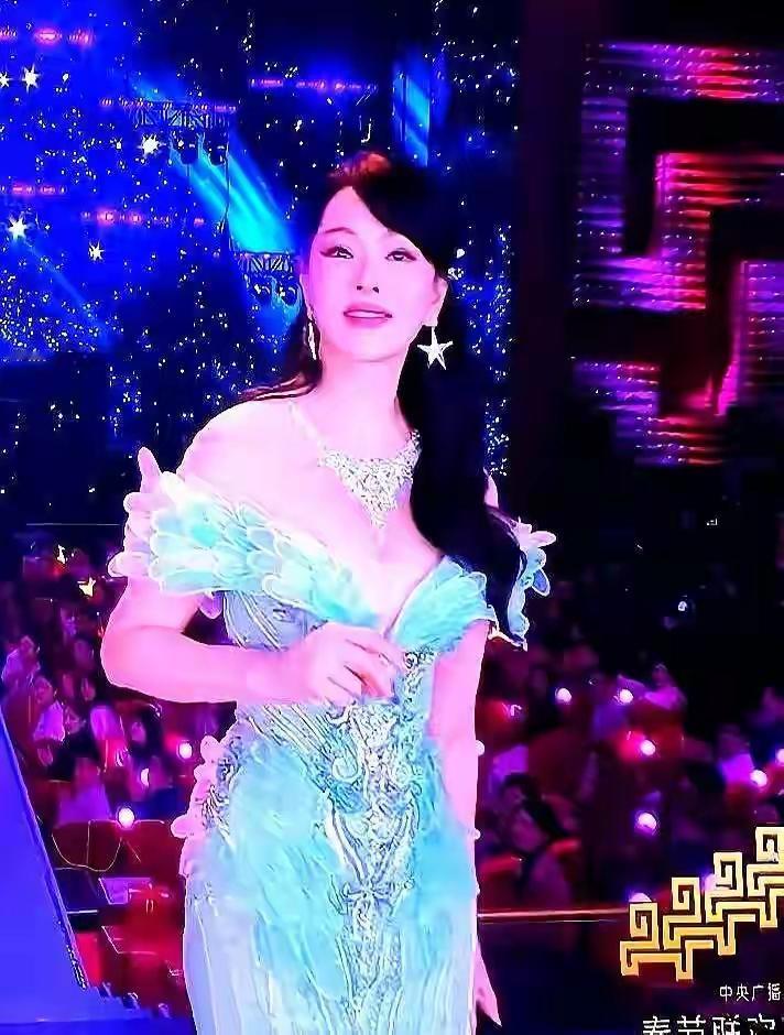 看春晚舞台上的伊能静，哪个男人能不被她迷得骨头都软了？
她身姿婀娜曼妙，肌肤如凝