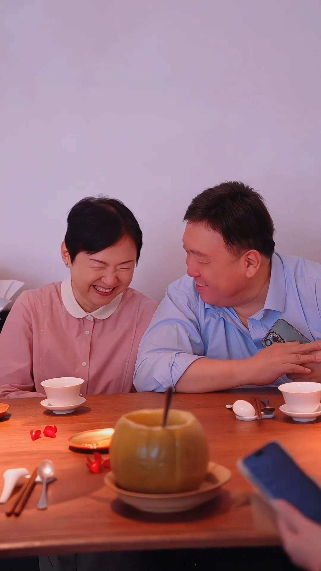 王晶为老婆庆生王晶为老婆丁德君庆生 王晶为老婆庆生，好甜蜜 ​​​