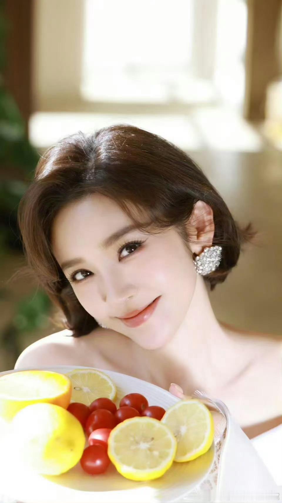唐艺昕演我看世界杯 唐艺昕看球状态完全复刻普通观众，进球瞬间激动拍手，失误时揪心