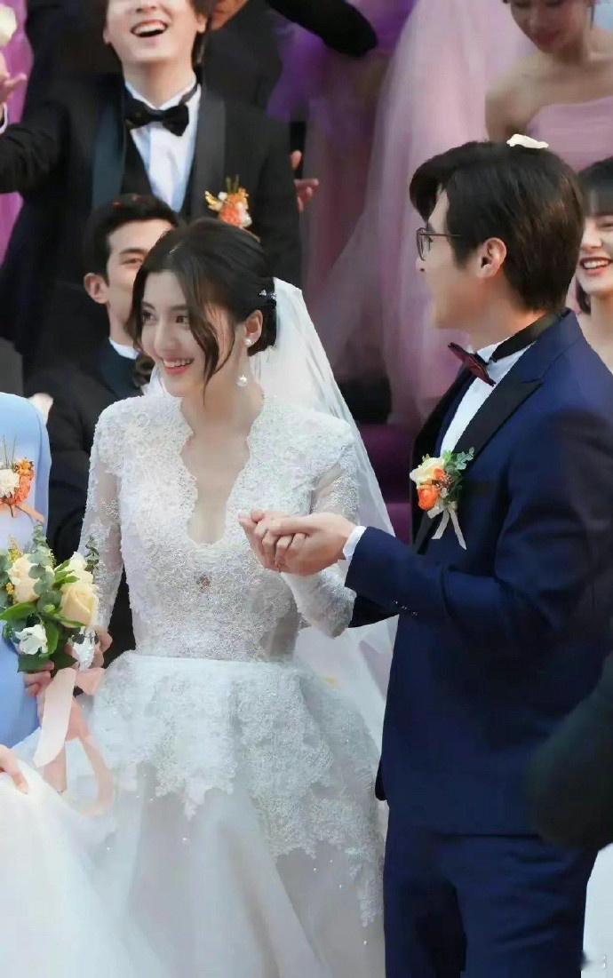 当看到吴千语穿上婚纱美若天仙的那一刻，林峯有后悔吗？ ​​​