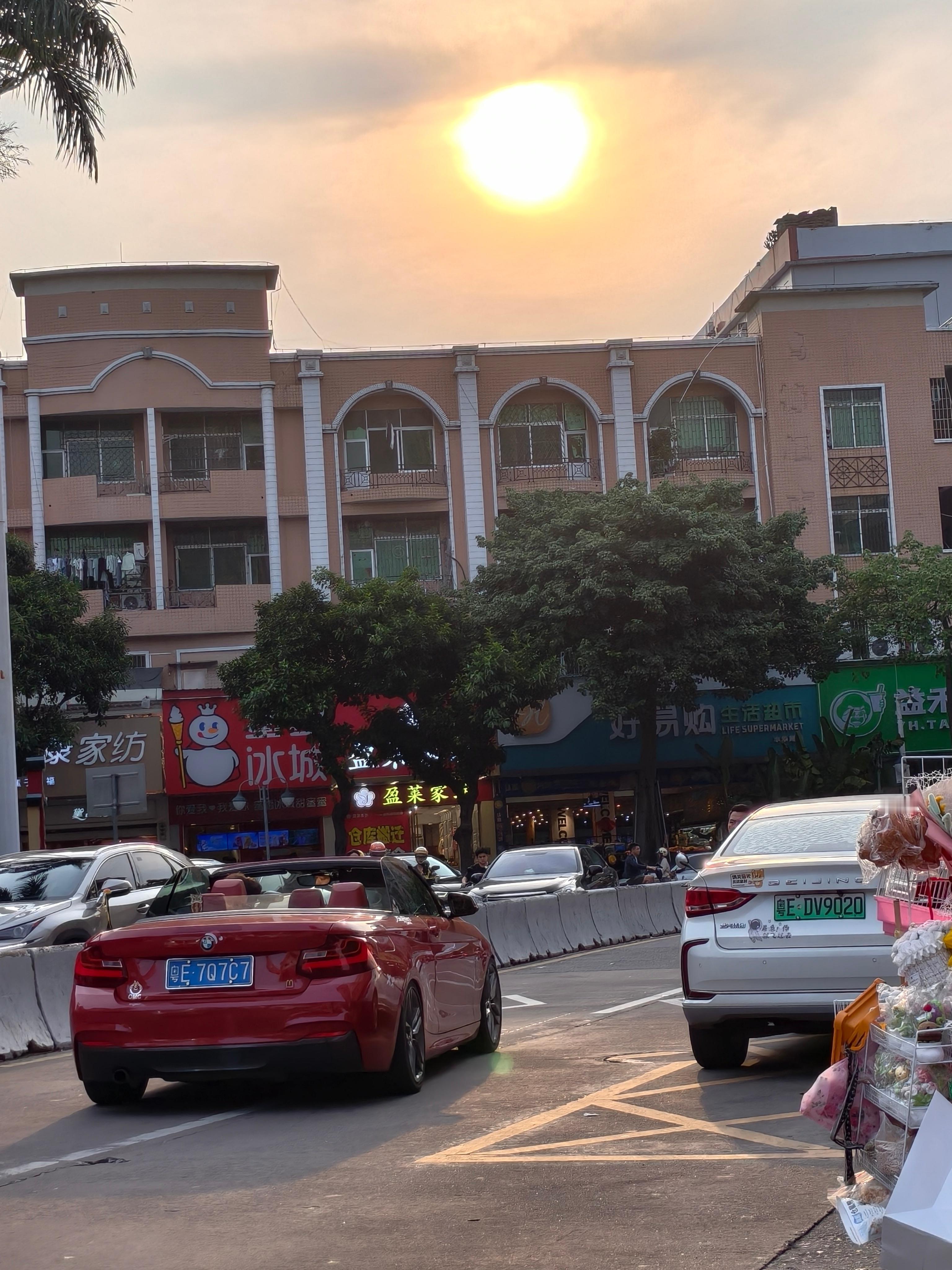 35度的天气你把敞篷打开，一看就是在泡妹妹，想装一波女孩子肯定无语死了，化了妆估