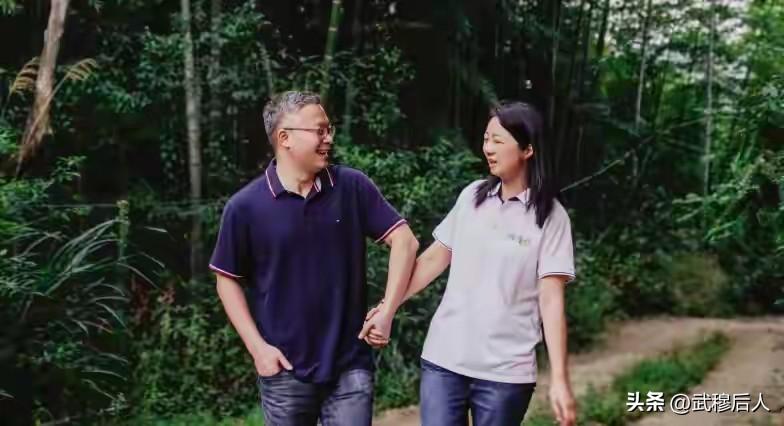 妻子倾尽所有供丈夫读博，生病后丈夫陪她回乡养鸡，双向奔赴改写人生
夕阳把天空染成