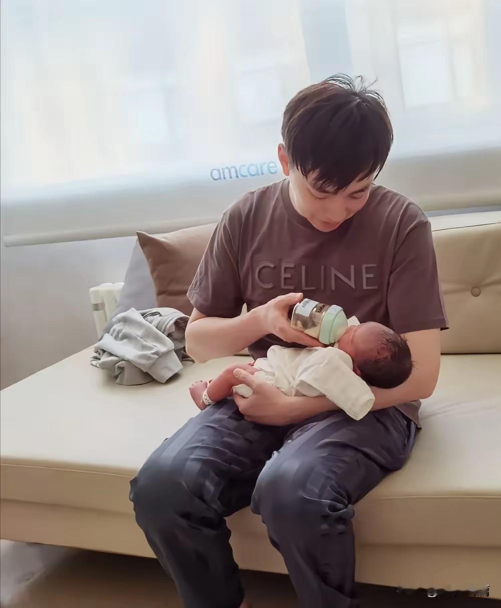 京剧谭门第七代传人谭正岩，他的感情经历让人唏嘘。经历两段婚姻，有一个儿子。
 