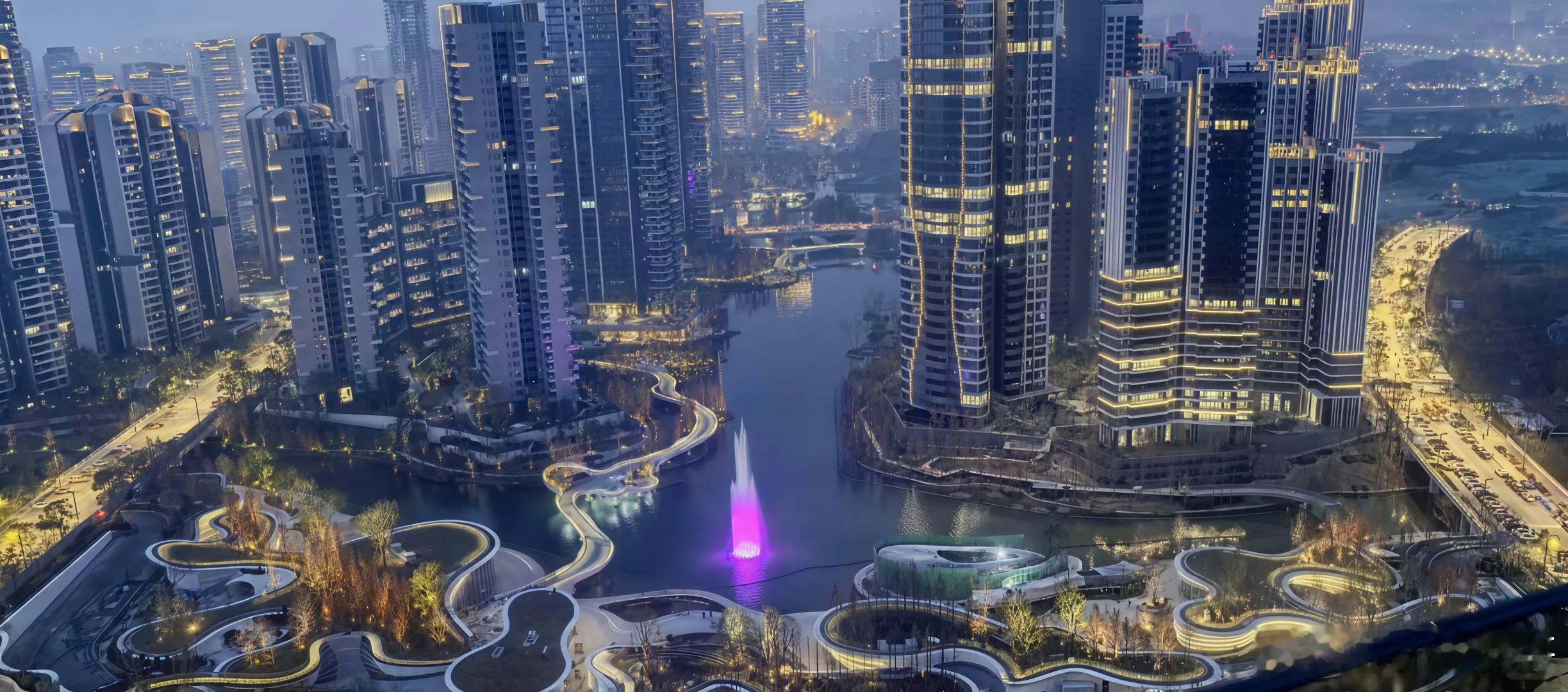 麓湖南部湖区一张，图据小红薯，卡地亚这个视角相当不错。工程收尾中，即将大功告成。