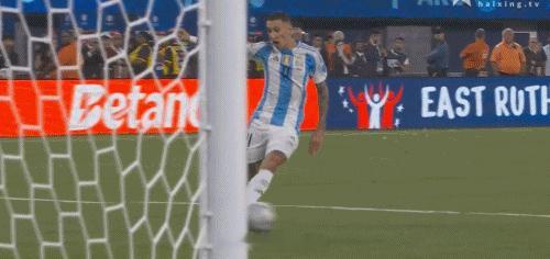 #劳塔罗主打没难度的球不进# [允悲]塔罗你错过了梅开二度[笑哭]:进一个就奖励