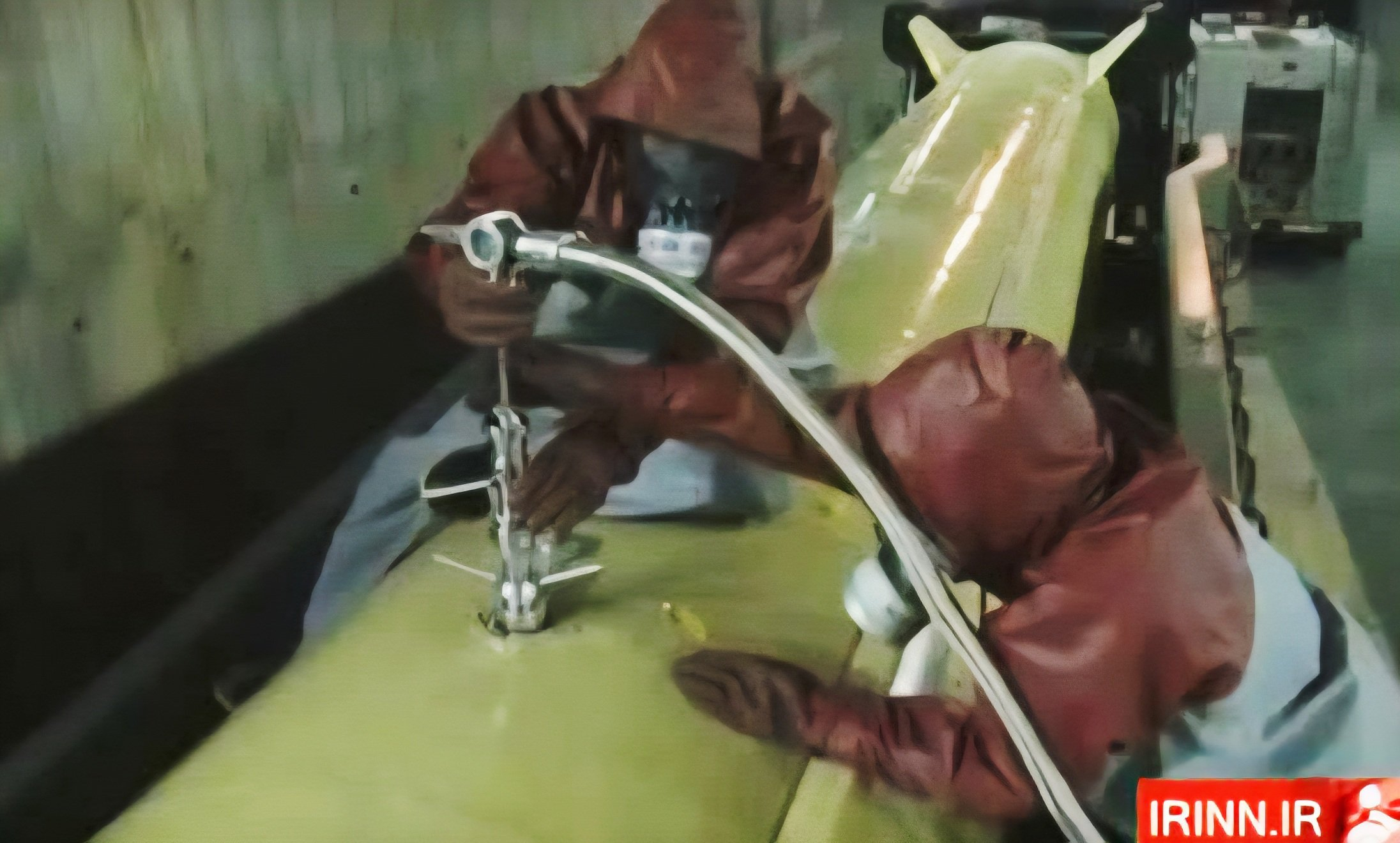 在坑道内加注燃料的伊朗液体弹 