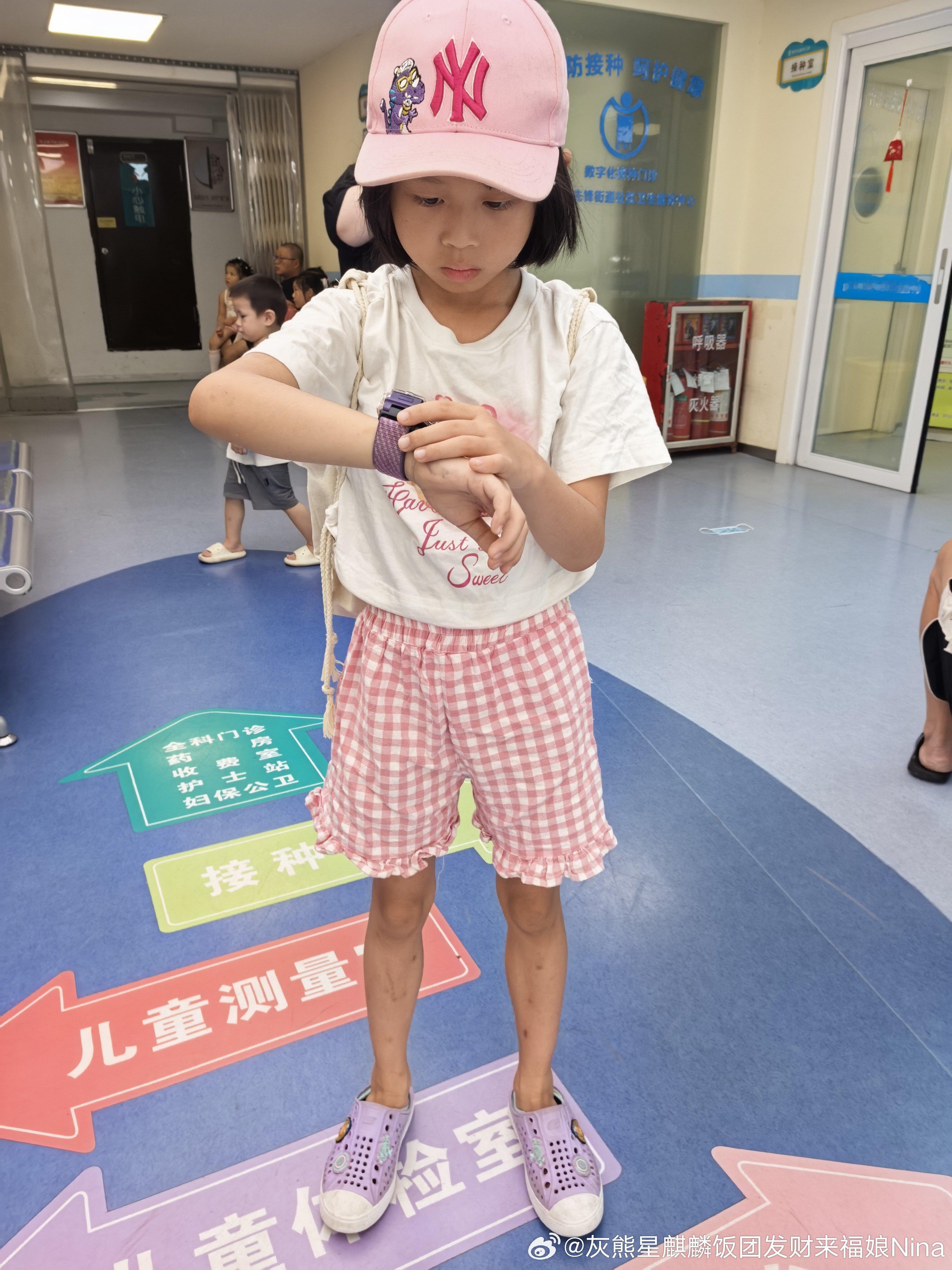 我团现在可潮了 自己搭配的衣服帽子打针💉不吭一声护士咔咔夸！今年流感疫苗✔妮娜