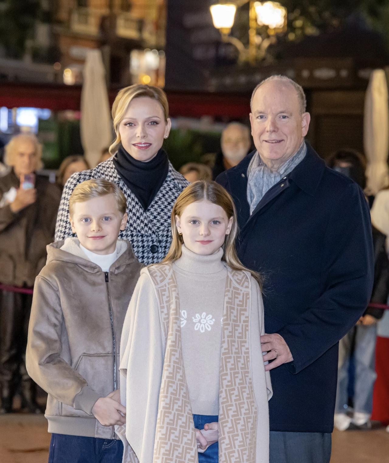 摩纳哥亲王一家出席亮灯仪式，加布里埃拉继承了格蕾丝王妃的美貌！
 
11月27日