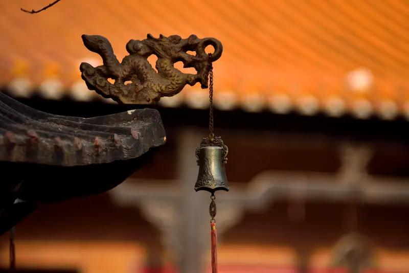 上联：池边看鱼跃，诚邀下联迎春听钟鸣！