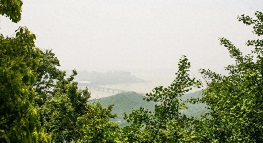 1954年毛泽东游玉皇山时，侯波向主席建议：我们是不是可以设立两个国家首都呢？