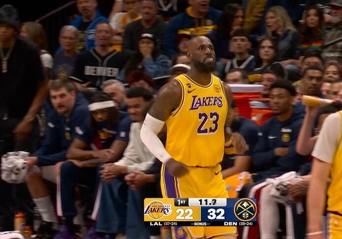 加冕历史进球王！詹姆斯生涯命中数历史第一NBA常规赛，湖人客战掘金。首节最后时刻