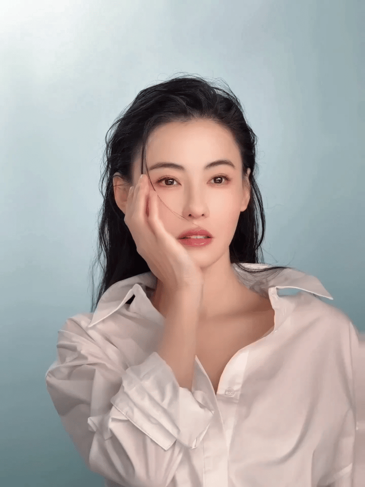 张柏芝皮肤好到像开了滤镜 的素颜状态仍旧在线！细腻紧致的皮肤，几乎看不到瑕疵，就