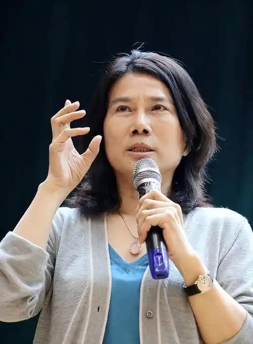 欧洲热浪把空调变成了救命装备，订单如雪片飞向中国。可董明珠当着四百多位股东坦言，