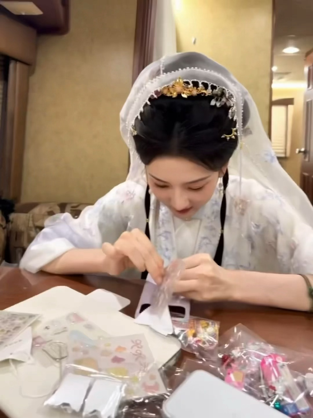 宋祖儿拍戏花絮·天然萌❗️ 