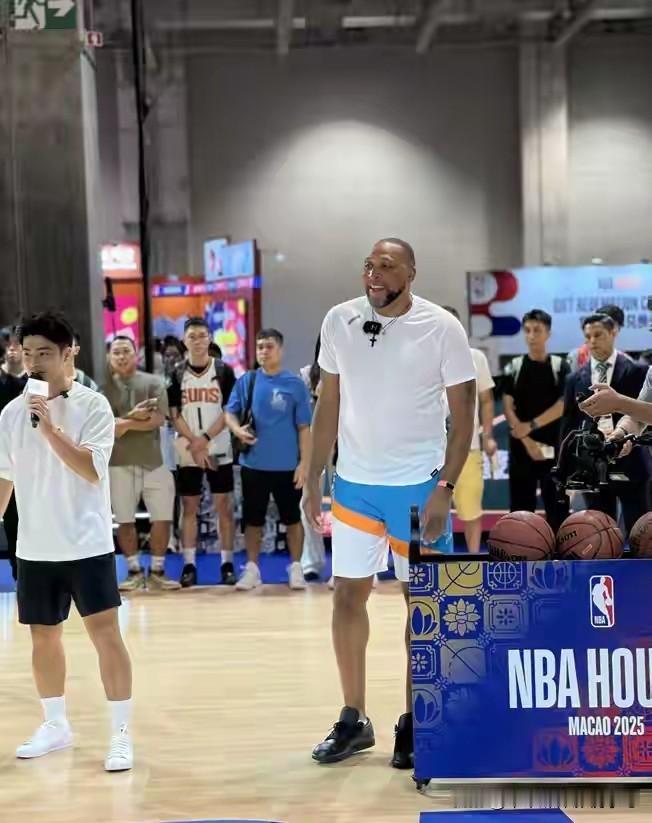 NBA在中国火了40年，看球这事的门道真比你想的多。
 
1979年华盛顿子弹队