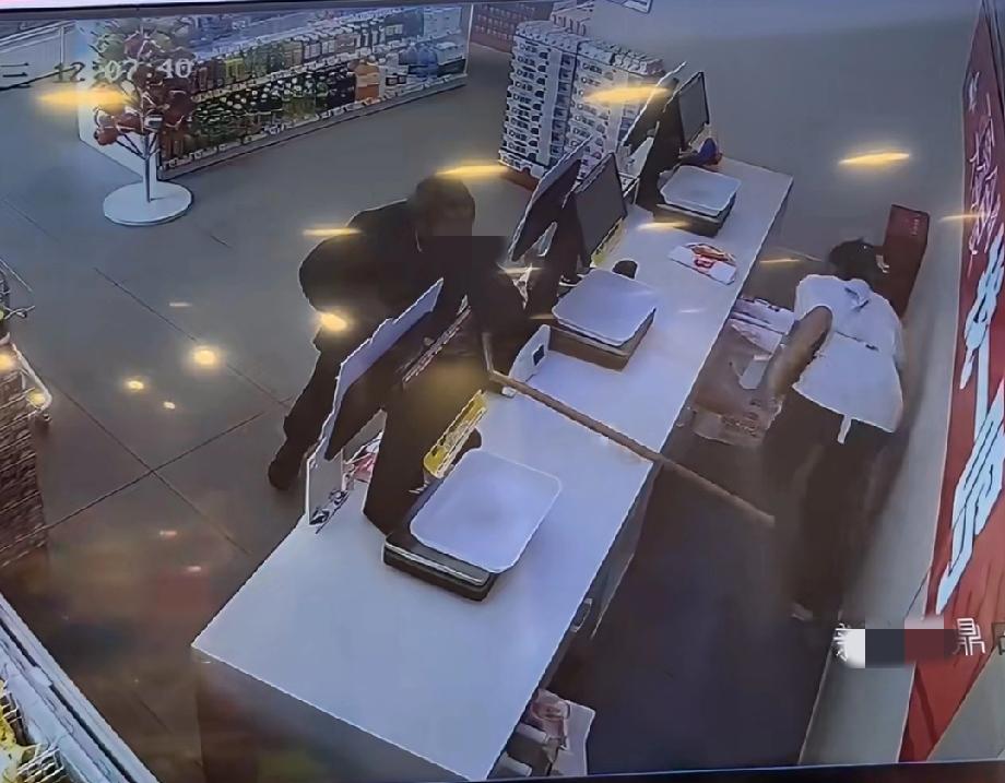 江西新余一家零食店里，监控视频记录下惊险一幕：一位白发老人手持长柄锄头冲进店内，