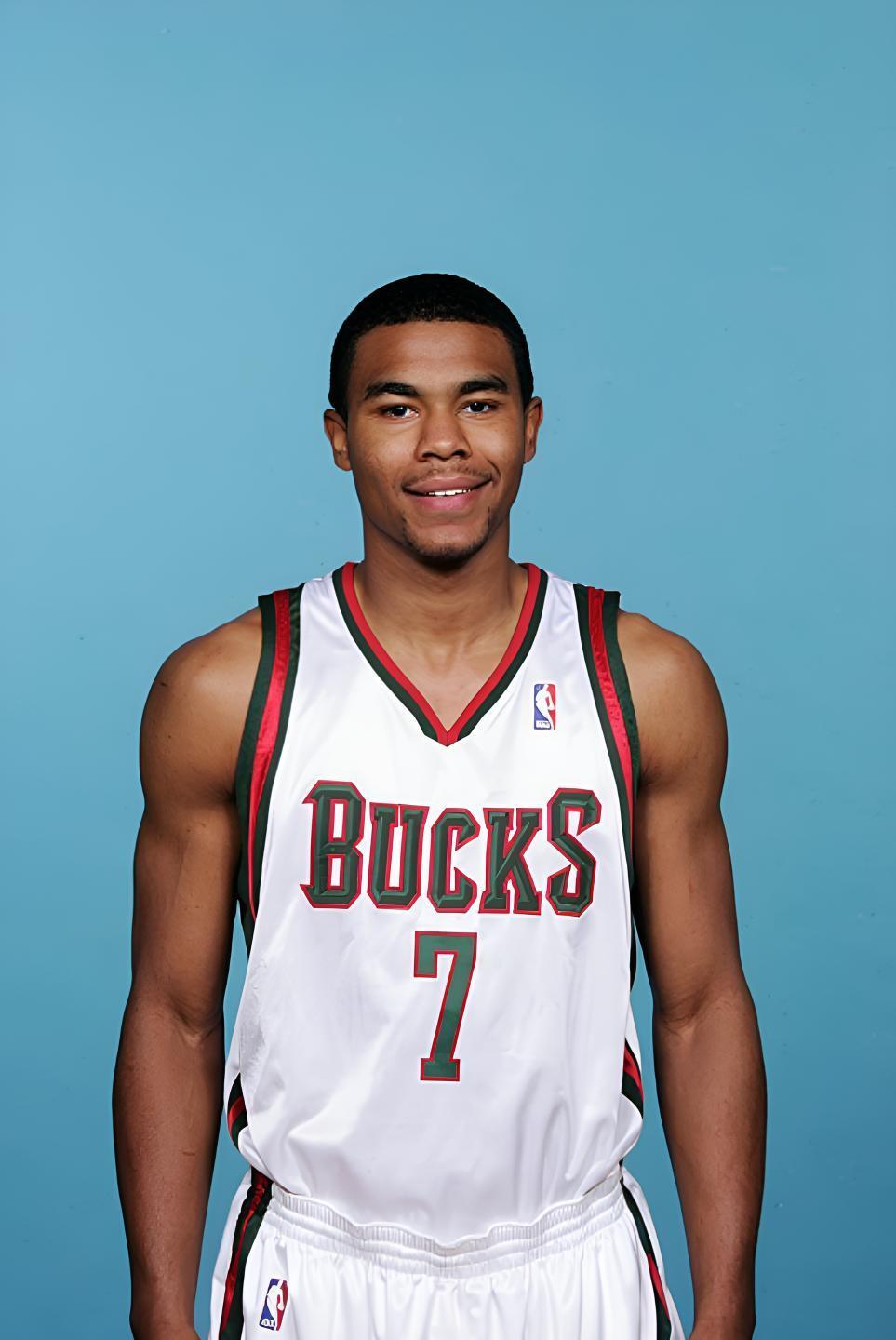 篮天下 2007 年雄鹿媒体日球员定妆照，易建联亮相📸Images via d