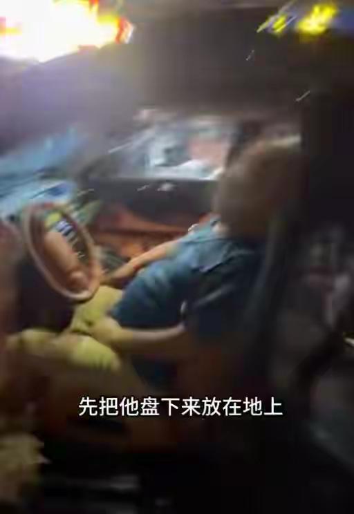 车辆占道并非违停，北海路人合力破窗，救下病危司机街头车辆无故占道，真的只是车主随