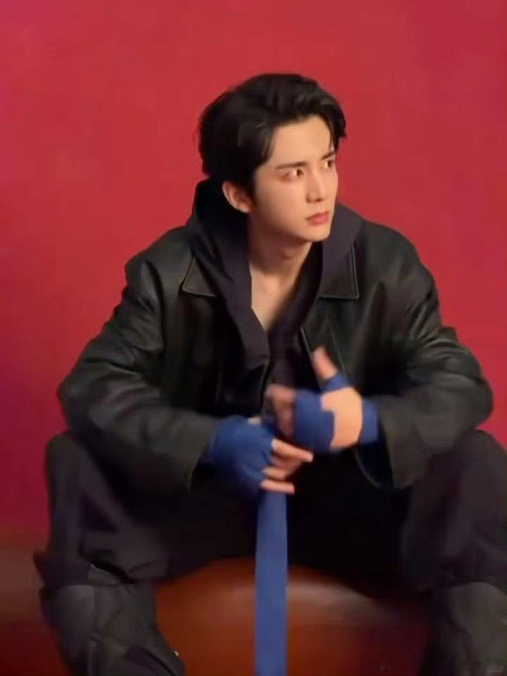 张新成绷带变装反耳我绷不住了 张新成这波变装太绝！绷带运动风少年秒变酷飒型男，反