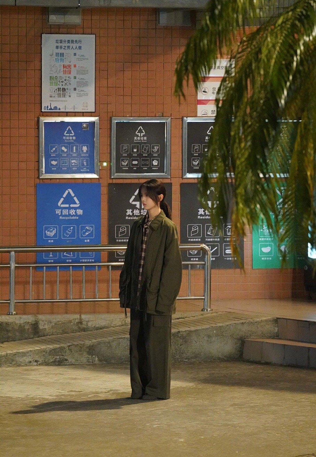 杨超越楼上到底有谁在啊 前一秒还是酷拽转身的专业演员，下一秒就被楼上突然出现的“