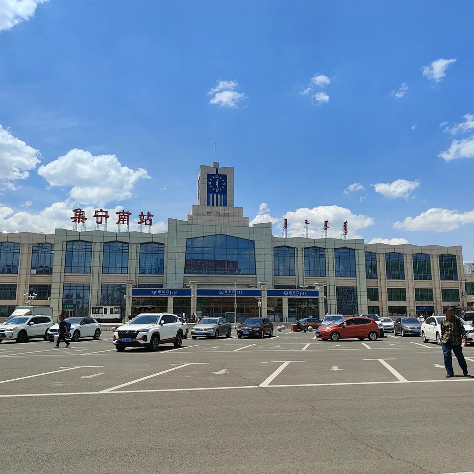 集宁南站有120多年历史了。

这里是中国人独立设计和施工的第一条铁路所经过的火