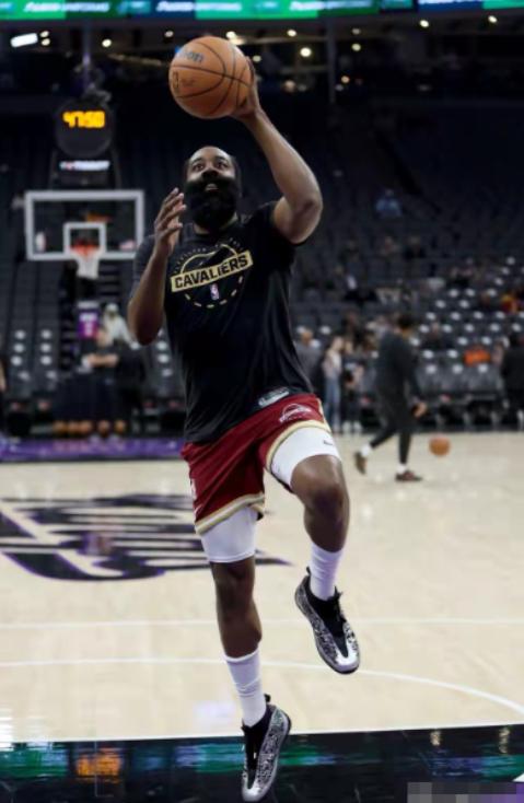 骑士小将泰森真是太会说话了！今天泰森在接受媒体采访时聊到了老大哥哈登的防守，泰森