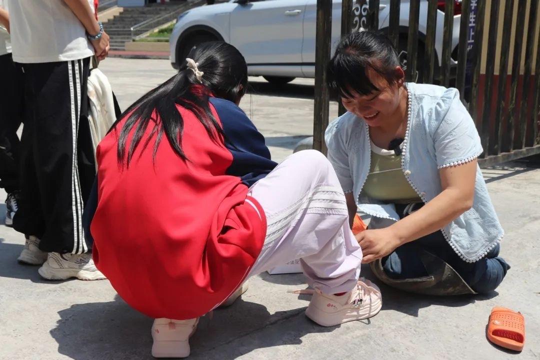 身无双腿痛失爱人   贵州妈妈爬行养一双儿女   不靠施舍如今活成一来光

如果
