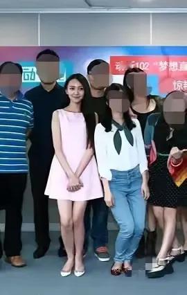 还真是天壤之别啊！

其实早期的她也算是校园里清纯美女吧？
大眼睛、尖下巴、身材