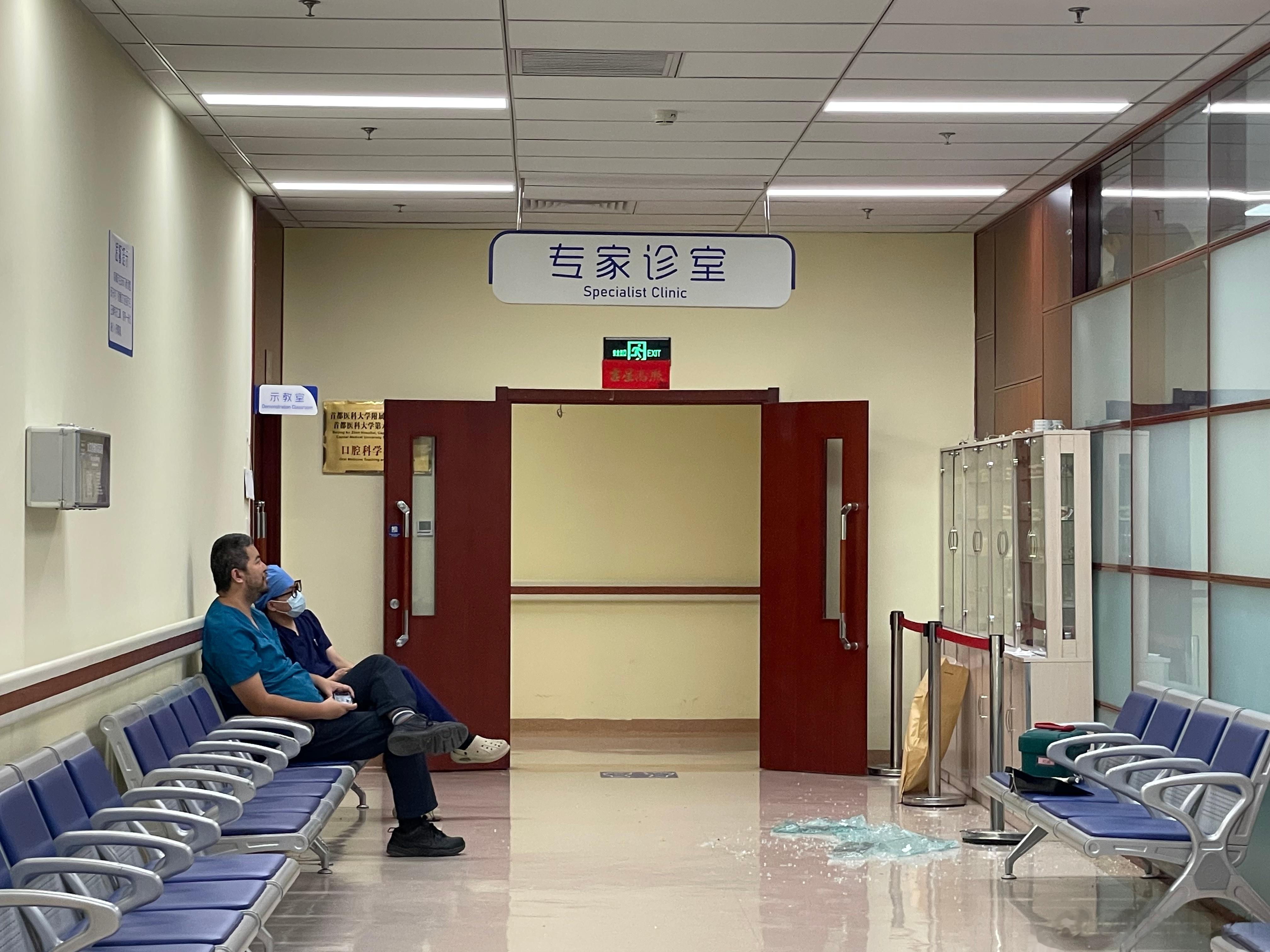 两个值班的好奇宝宝正沉迷于看砸玻璃，无法自拔[二哈]……原理应该和围观翻斗车、围