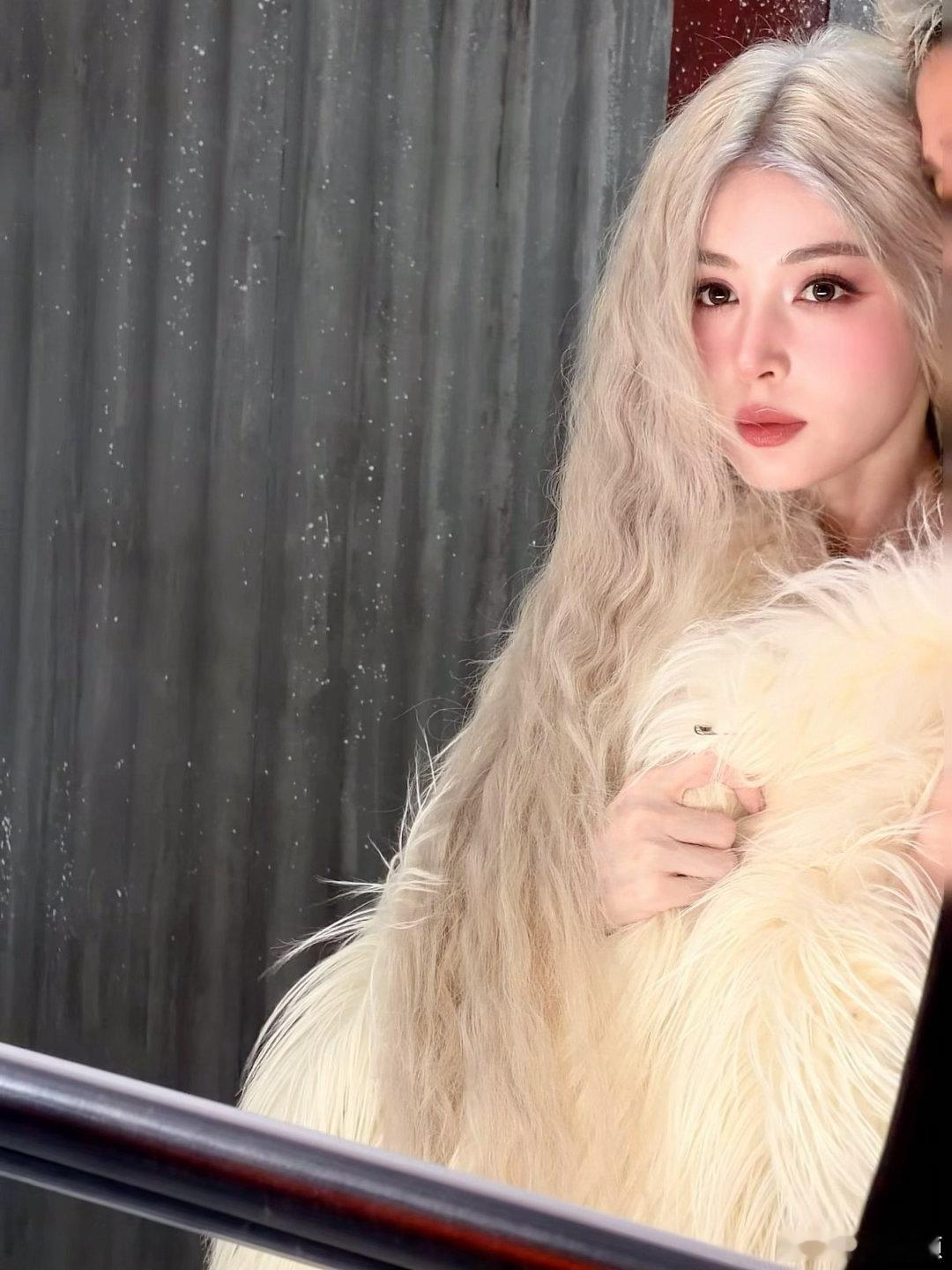 娜扎Live图画外音谁在感叹好美 娜扎完全芭比来的原相机live图见证娜扎神颜，