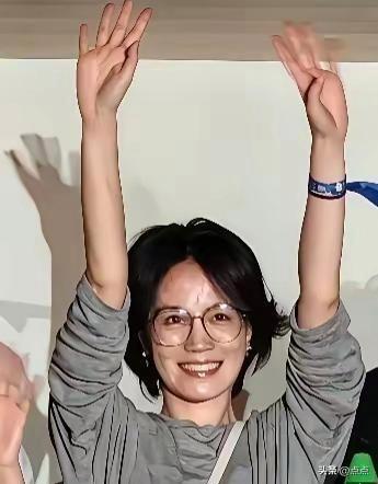 57岁王菲现身那英演唱会，被当众点名瞬间，状态太惊艳！
 
8月22日那英的演唱