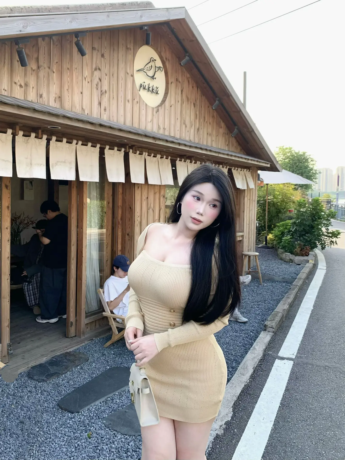 我们都不懂离别的重量 直到某天冷空气里裹挟着回忆涌入