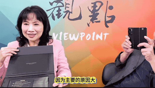 想不到台湾名嘴唐湘龙和陈凤馨又拿到华为三折叠手机了，还在节目上仔细开箱和观众分享