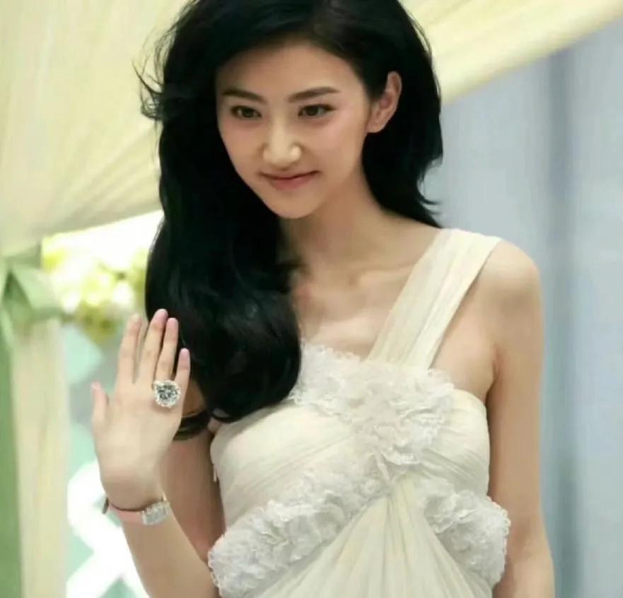 真好奇#景甜# 年轻的时候咋没大火啊
一直觉得早期的景甜真的很美，妥妥的人间富贵