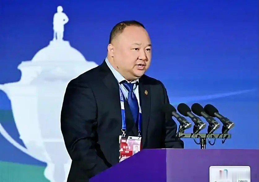 张军运动员时期连续拿过悉尼、雅典两届奥运会混双金牌，算是中国体育标志性人物。退役