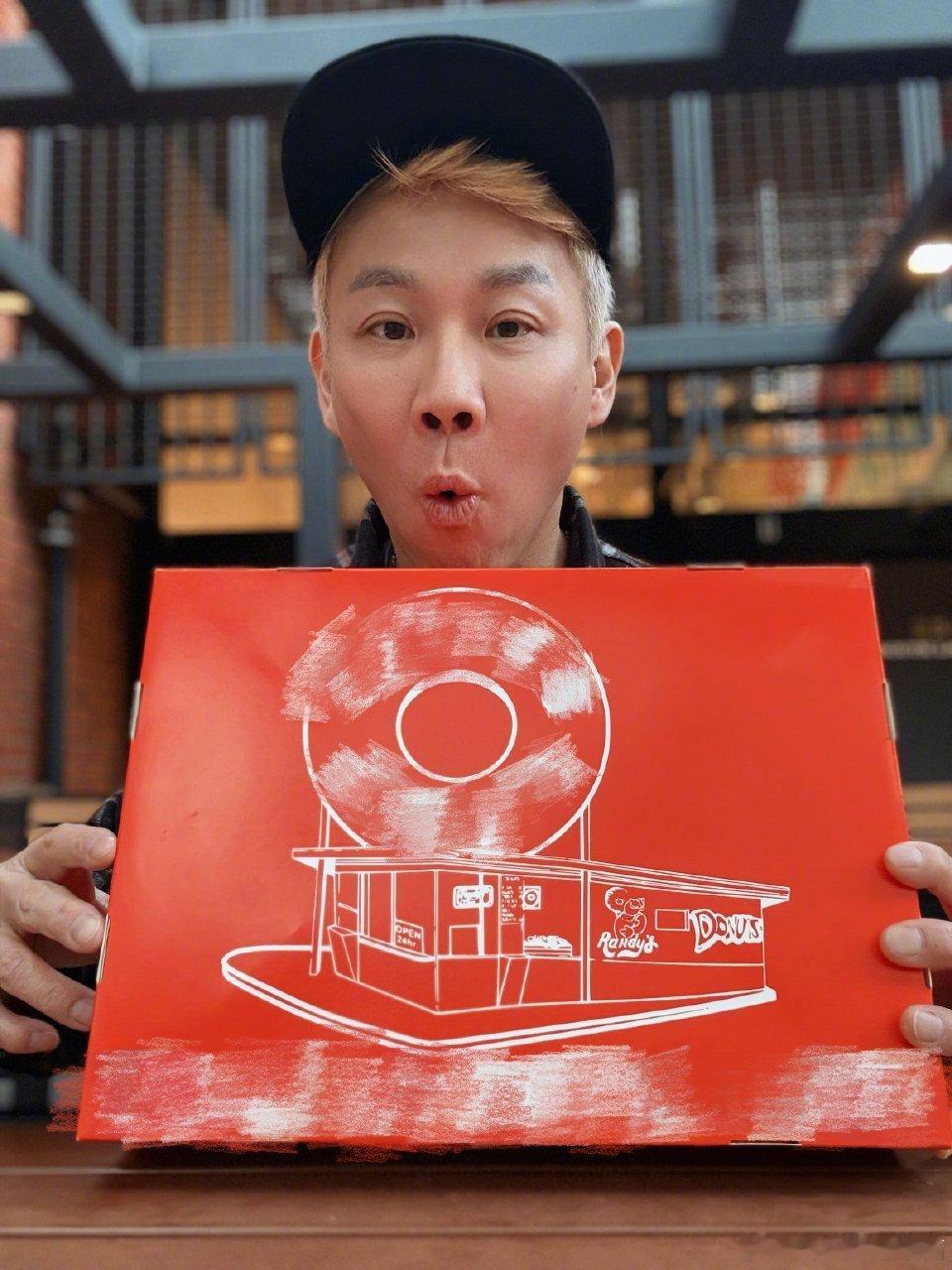 陶喆巡演完报复性吃甜甜圈看着他对着甜甜圈摆出各种可爱表情，突然觉得这场巡演带来的