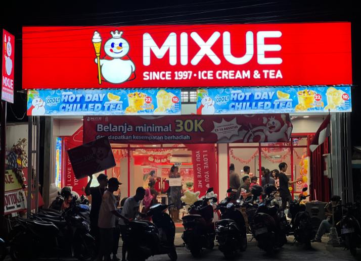 风向变了！美国年轻人集体抛弃星巴克等老牌洋品牌，疯狂追捧中国国货！瑞幸平价奶茶火