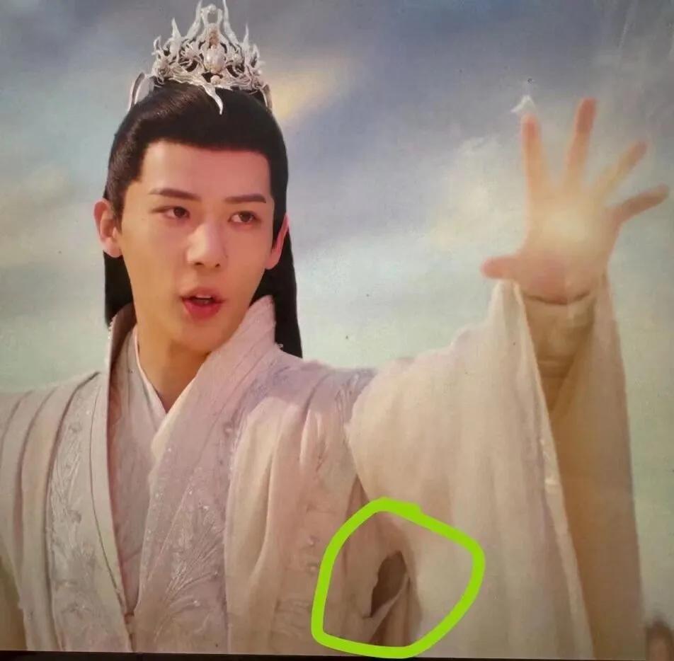 这是穿帮镜头吧？？？？